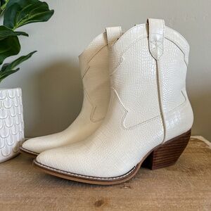 NEW Arider Girl Ludette White Croc Cowboy Booties : 8.5